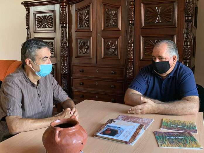 El cineasta Karlos Allastruey (i), junto al edil Juan Martel (Foto TA)